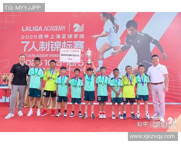 上海足球队在冠军赛中的团队协作展现出色值得赞赏与学习