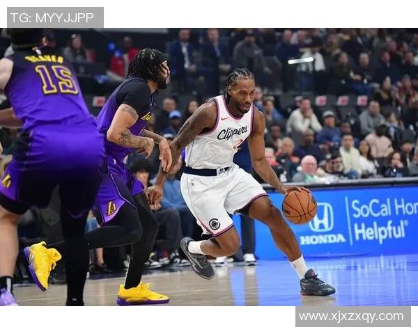 湖人队与快船队激战正酣谁将赢得洛城德比的荣耀与胜利