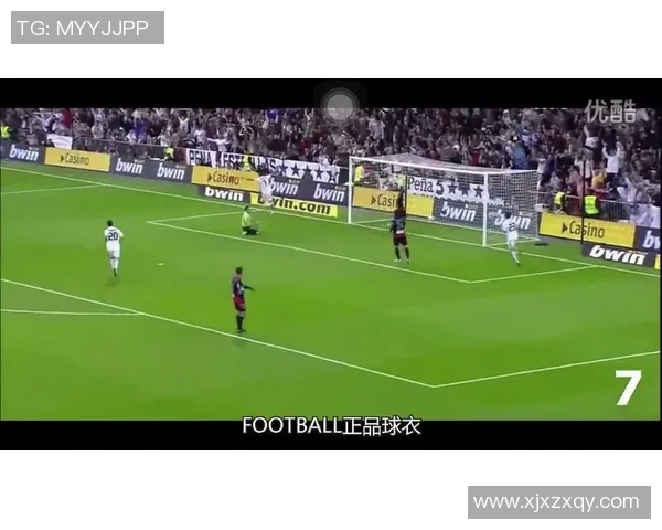 欧冠赛场惊现奇葩事件球迷冲入场内抢夺C罗球衣